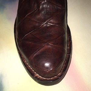 Pawelk’s Rich Brown Leather Zippered Ankle Boots